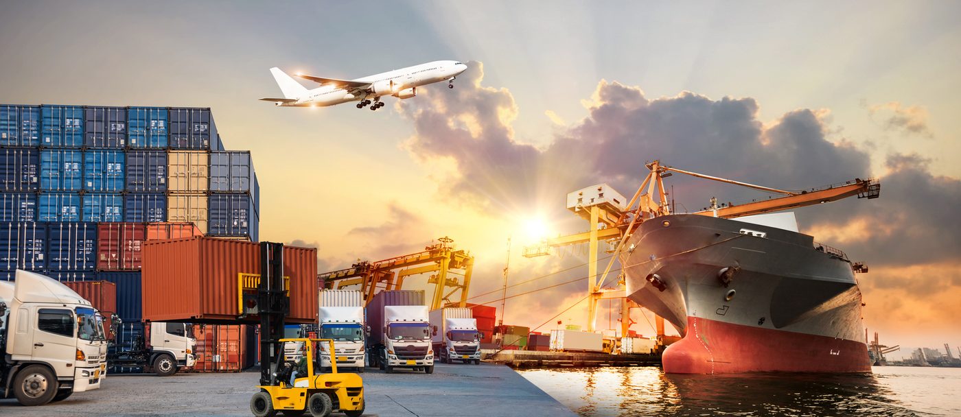 Operaciones de carga y contenedores en terminal portuario